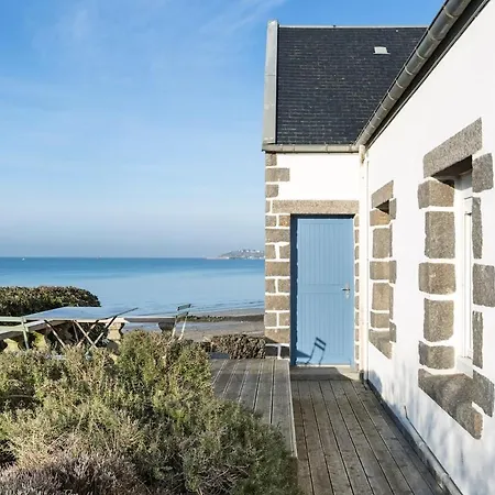 Апартаменты Beautiful Villa On Granville Beach Гранвиль