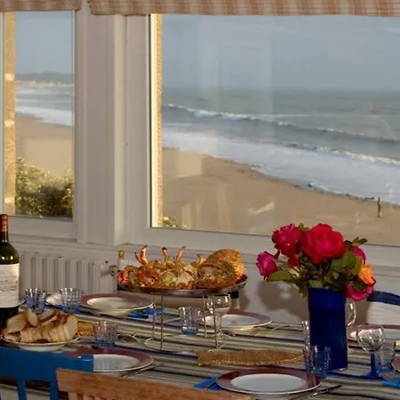 Апартаменты Beautiful Villa On Granville Beach Гранвиль