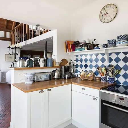 Beautiful Villa On Granville Beach Apartman